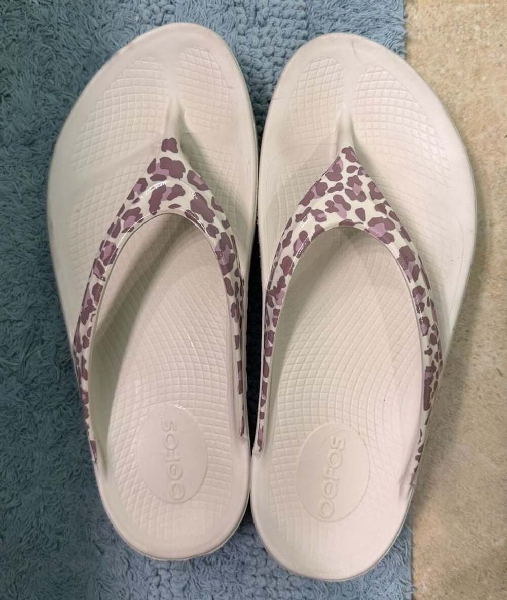 OOFOS OOlala Sandal Size W8 Pink Leopard Flip Flop